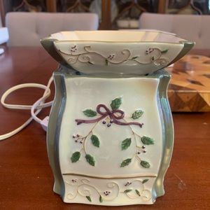 NOT FOR SALE. Yankee Candle Wax Warmer Holly Sprig Design EUC